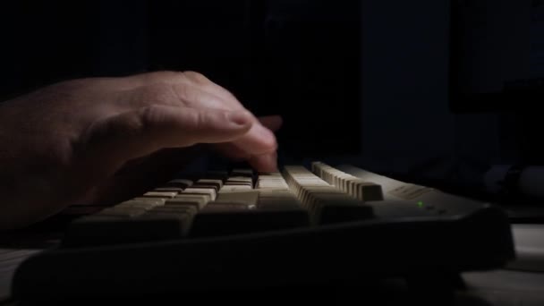 Programmatore di computer Digitando la linea di codice sulla tastiera del PC. Una persona che lavora di notte, scrive nelle applicazioni dei social media. — Video Stock
