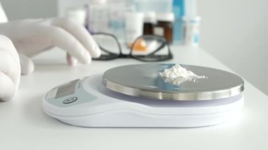 Bir doktorla bulanık çekim tıbbi pudra dozunu kontrol ederken ve sinirle hareket ederken.