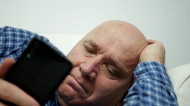 İşadamı Cep Telefonu Kullan, Mesajları Gönder ve Sinirli ve Hayal kırıklığına uğramış bir şekilde göster