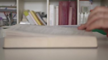 Kütüphanede Edebiyat Kitabı okuyan bir adam. Evde Sözlük Çalışan Öğrenci.