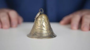 Yakından El Halkası Bronz bir kapı ziliyle İlgi ve Sessizlik talep ediyor.