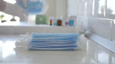Doktor, Koronavirüs Enfeksiyonuna karşı Tıbbi Amaçlar İçin Koruyucu Yüz Maskeleri Paketini Kontrol Ediyor.