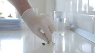 Doktor Ellerinde Koruyucu Eldiven Giyiyor Tıbbi İlaç Sunar.