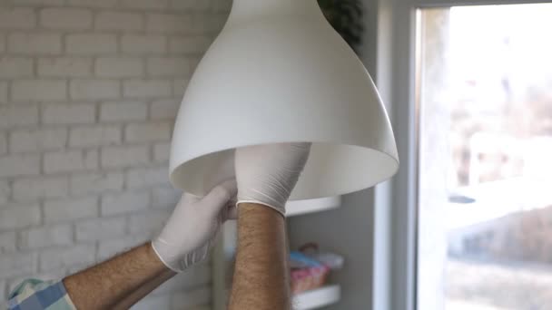 Чоловік здригнувся змінити нову Лед Бику в лампі. Сучасне освітлення лінивими технологіями економить енергію вдома. — стокове відео
