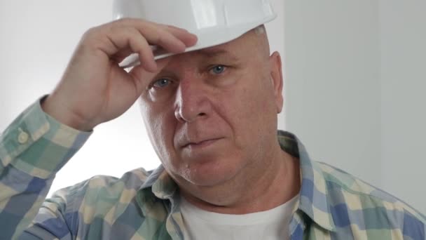 Portrait de technicien travaillant dans l'industrie du bâtiment. Employé sérieux regardant à la caméra dans une interview. — Video