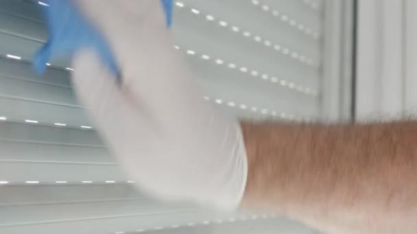 用消毒剂液和清洁剂擦拭窗户，用手套擦拭双手. — 图库视频影像
