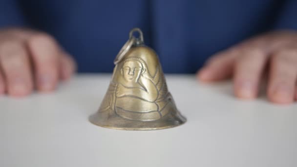 Closeup Main sonnerie avec une cloche en bronze exigeant attention et silence. — Video
