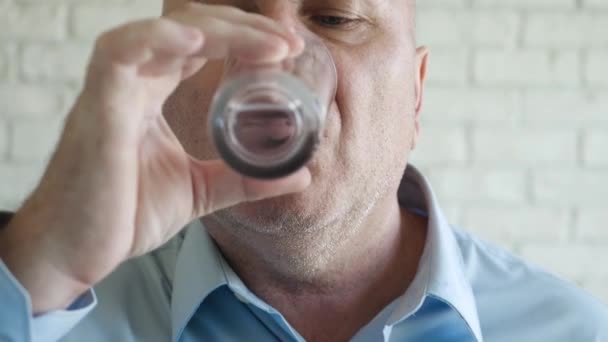 Porträtt med en äldre och törstig person som dricker ett glas med kallt och sötvatten. — Stockvideo