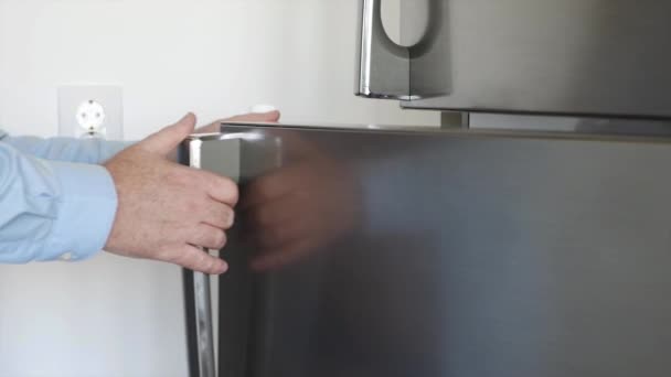 Haus Orang Membuka Pintu Fridge, Memasukkan Botol dengan Air Dingin Segar dan Menutup Pintu. — Stok Video