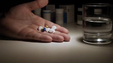 Yaşlı kişi gecenin bir yarısı ağrı kesici ve hap alıyor..