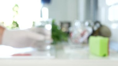 Koruyucu Eldiven Ellerinde Bulanık Görüntü Masadan Suyla Bir bardak Alınıyor