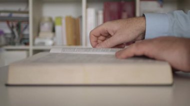 Kütüphanede Edebiyat Kitabı okuyan bir adam. Evde Sözlük Çalışan Öğrenci.