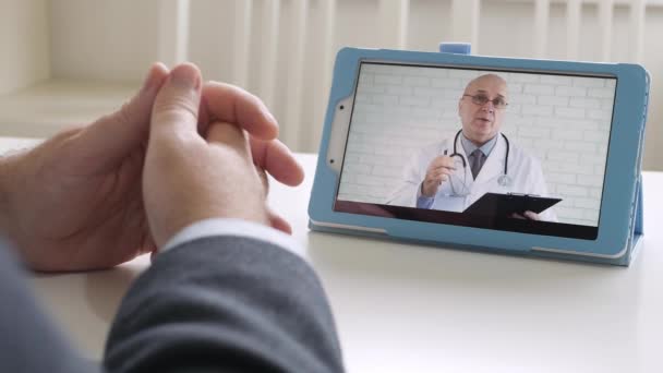 Liikemies Puhuu Lääkärin Kanssa Cure Lääkityksestä Videoneuvottelun Lääketieteellisen Sovelluksen Avulla — kuvapankkivideo