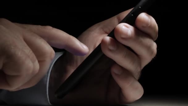 Man Tekst Met Behulp Van Een Smartphone Verzendt Ontvangt Berichten — Stockvideo