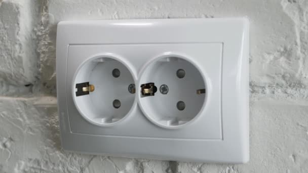 Brancher un chargeur de téléphone portable dans une prise électrique sur le mur. Chargeur électronique pour téléphone portable connecté sur une prise. — Video
