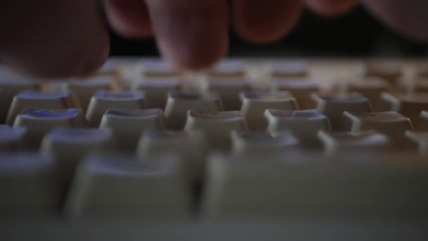 Computer Programmeur Typing Code Line op een toetsenbord. Journalist Typen op Toetsenbord Schrijf een artikel in Media. — Stockvideo