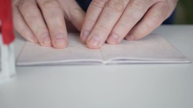 Sınır Gümrüğü 'nde çalışan Çalışan Seyahat Belgeleri, Pasaport ve Kimlik Verilerini Denetliyor.