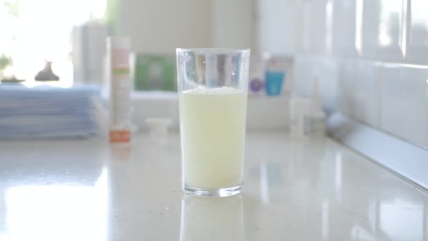 Effervescent Pill Dissolved in a Glass with Water. Soluble Vitamins, Medication for Headache and Flu. — Vídeo de Stock