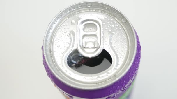 A Cold, Sweet, and Acidulated Refreshing Drink Opened. Shooting with an Opened Refreshing Soda Pop Can Drink. — Stok video