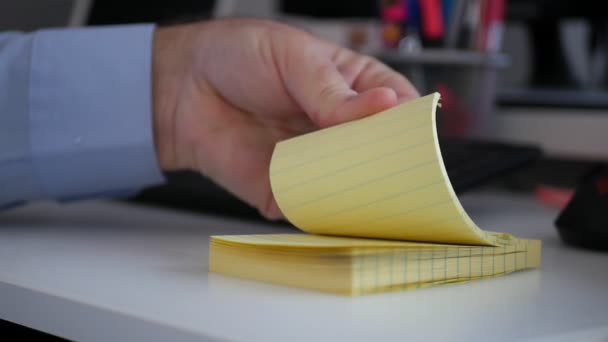 Χέρι ενός επιχειρηματία Περιήγηση σε ένα μικρό σημειωματάριο, Αναζήτηση Μερικές σημαντικές σημειώσεις. — Αρχείο Βίντεο