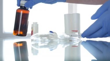Doktor, hastanede kullanılan tıbbi dezenfektanla şişeyi kontrol ediyor..