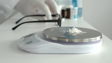 Laboratuvardaki Doktor, Elektronik Ölçek Kullanarak Tartı İlaçları. Medicament Hazırlayan Eczacı.