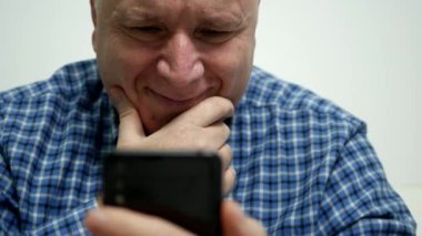 Rahatlamış Kişi Gülümseyen, Gönderen ve Okuyan Bir Cep Telefonu Kullanarak Mesajlar.