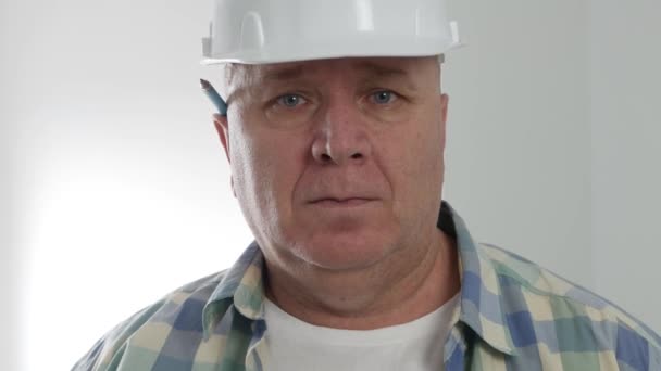 Retrato de constructor trabajando en la industria de la construcción permaneciendo cansado y aburrido delante de una cámara. — Vídeo de stock
