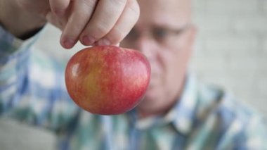 Kahvaltıda Taze ve İştah açan Kırmızı Elma 'ya Açgözlü Bakan Kişi. Aç Adam Elma Yemeye Hazırlanıyor.
