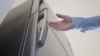 Susamış kişi kapıyı açar ve bir şişe taze ve soğuk su alır..