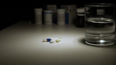 Gecenin bir yarısı ağrı kesici ve hap alan yaşlı bir insan için. Adam Baş Ağrısı İçin İlaç Arıyor.