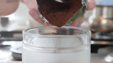 Kavanozu taze öğütülmüş kahveyle dolduran bir insanla çekim yapmak. Sabah taze kahve hazırlıyorum..