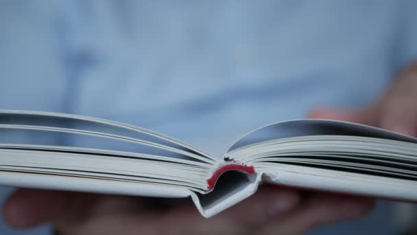 Ruce otáčející stránky knihy. Jedna osoba čte a učí se z knihy v knihovně. — Stock video
