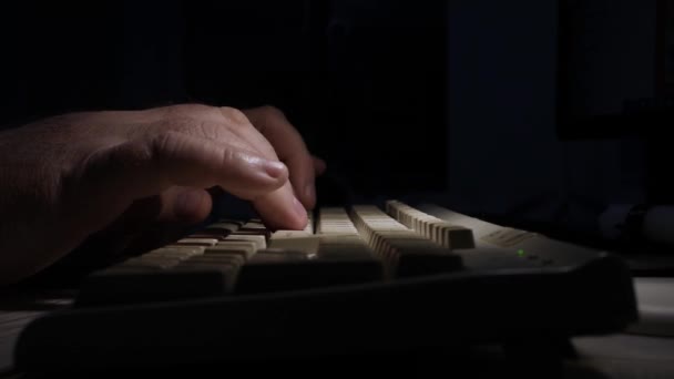Крупним планом зйомка за допомогою клавіатури та комп'ютерного програміста, що вводить рядок коду на ПК. Руки Написання повідомлення на клавіатурі ПК . — стокове відео