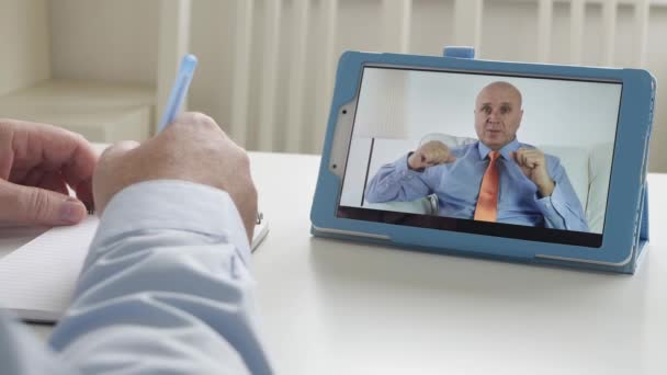 Videó üzleti találkozó között két üzletember használ egy elektronikus táblagép. Online alkalmazás mobilinternet-kapcsolaton keresztül. — Stock videók