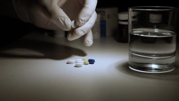 Lekarz daje pacjentowi tabletki medyczne i leki przeciwbólowe w środku nocy. — Wideo stockowe