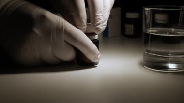 Doktor, gecenin bir yarısı bir hastaya ilaç ve ağrı kesici veriyor..