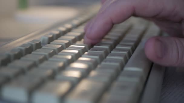 Fermer Prise de vue avec un clavier et un programmeur Dactylographier une ligne de code sur Pc. Mains Écriture d'un message sur le clavier PC. — Video