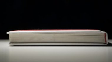 Adam gözlerine gözlük taktı ve gece geç saatte kitap okumaya başladı..