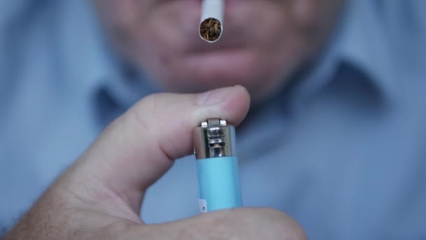 Dohányzó Meggyújtott egy cigarettát gázöngyújtóval. Közelkép Lövöldözés egy cigarettázó személlyel. — Stock videók