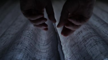 Perdenin Arkasından Gözetleme, Perdeleri Çekme ve Pencerenin Dışına Bakma. Pencere Perdesini Açıyorum, Yatak Odasında Sabah.