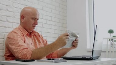 Ofiste Rahatlamış Kişi, Gazete okuyor. Endişeli Adam Bir Gazeteyi Tarıyor İlginç Basın Makaleleri.