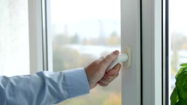 Swing Mode 'da ofisten bir pencere açan adam. Evde Çift Camlı Pencere Açılıyor.