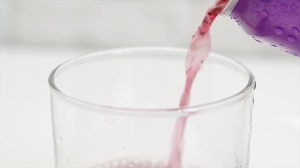 Un vaso con bebida de pomelo fría, acidificada y refrescante. Llenar un vaso con una bebida fresca y sabrosa con burbujas. — Vídeo de stock