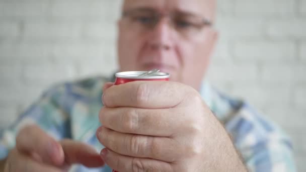 Una persona sedienta abriendo y bebiendo un refresco frío, dulce y acidulado puede beber. Hombre bebiendo una bebida carbonatada. — Vídeo de stock