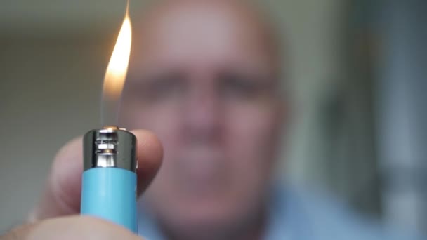 Tir avec une personne allumant la flamme sur un briquet de cigarette. — Video