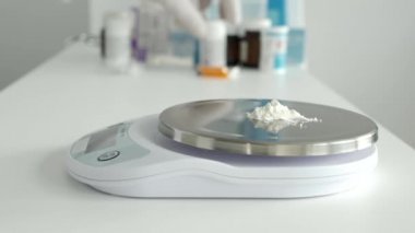 Laboratuvarda bir doktorla tıbbi reçete için ilaçları kontrol ederken bulanıklık..