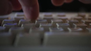 Bir Klavye ve Bilgisayar Programcısı ile PC 'de Kod Satırı Yazarak Çekimi Kapat. Eller Pc Klavyesine Mesaj Yazıyor.