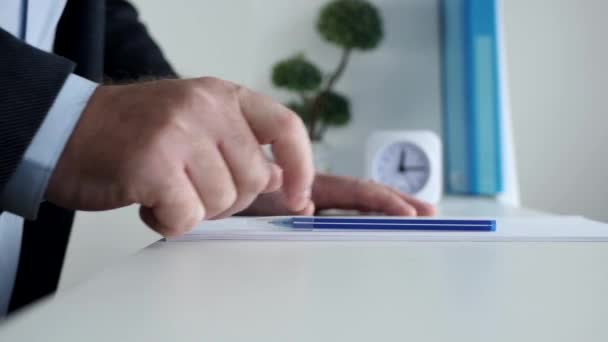 Znudzony biznesmen w biurze Trzymanie długopisu w ręku i tworzenie nerwowych gestów. — Wideo stockowe