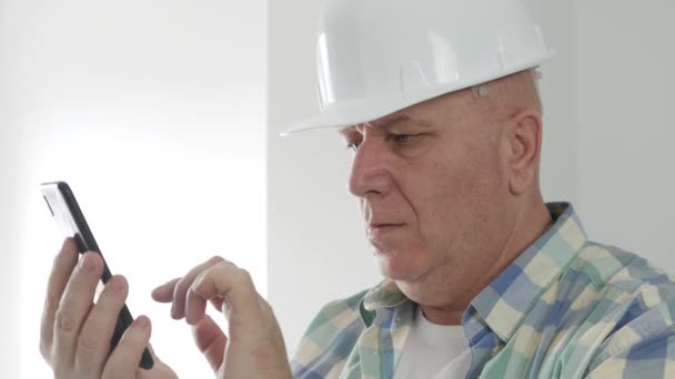 Constructor de mensajes de texto en el teléfono móvil. Trabajador que envía un correo electrónico usando la comunicación del teléfono celular. — Vídeo de stock